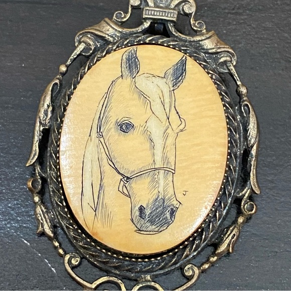 Vintage Unsigned Horse Cameo Brass-tone Brooch Pendant - Picture 4 of 12